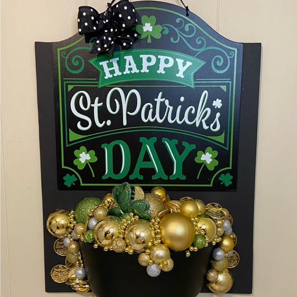 Pot of gold decoration for St. Patrick’s Day. - Picture 1 of 5